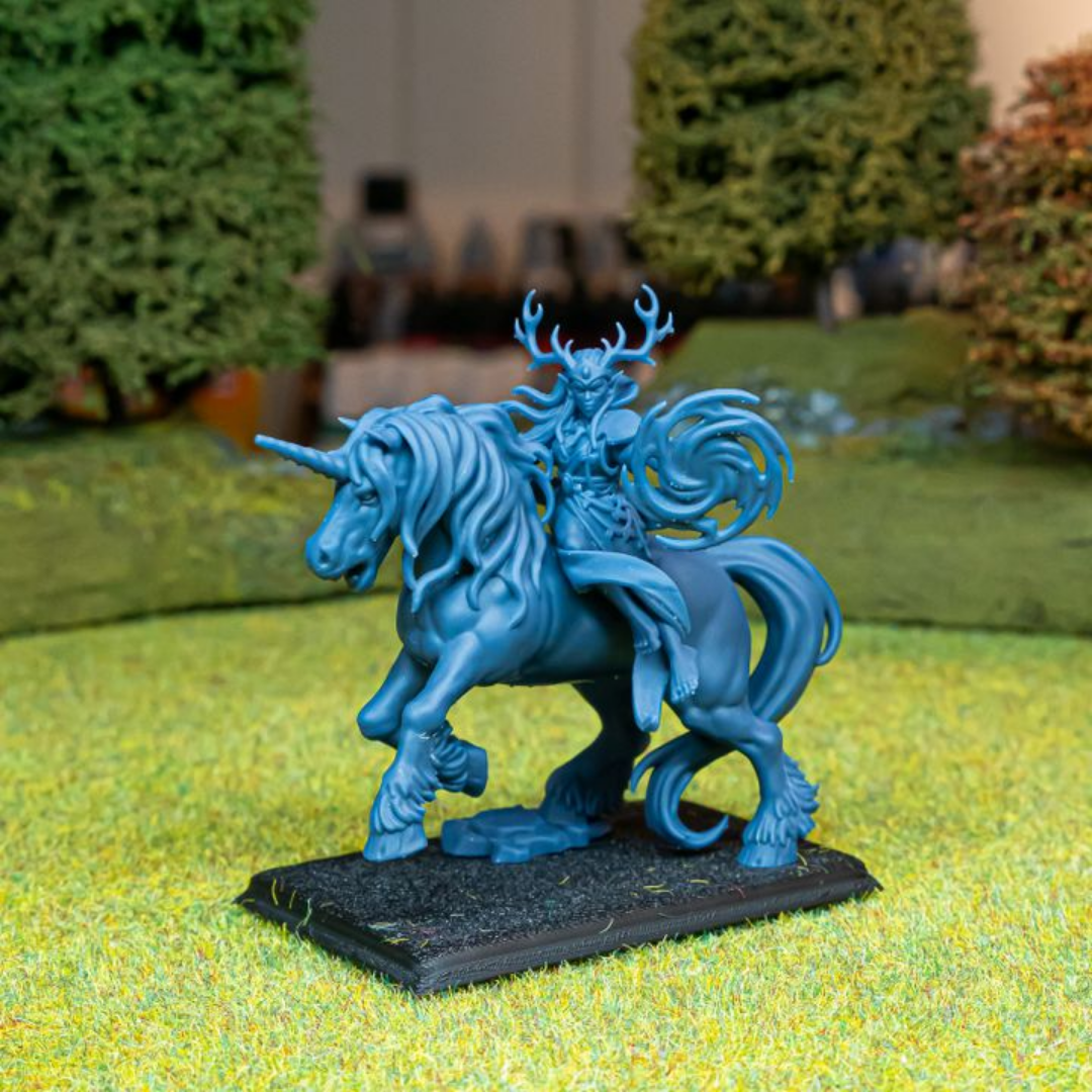 Druida elfa salvaje montada en un unicornio